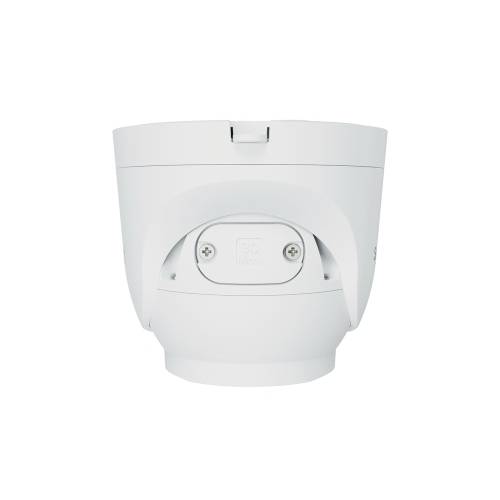 Une caméra de surveillance blanche avec un dôme rond et un support, adaptée à une installation au plafond en intérieur, photographiée de côté.