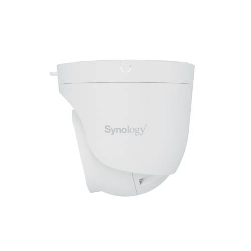 Une caméra de surveillance blanche avec le logo 'Synology', montée sur un mur, pour la surveillance de sécurité en intérieur ou en extérieur.