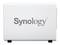 Appareil de stockage réseau Synology blanc avec logo noir de l'entreprise visible sur le côté.