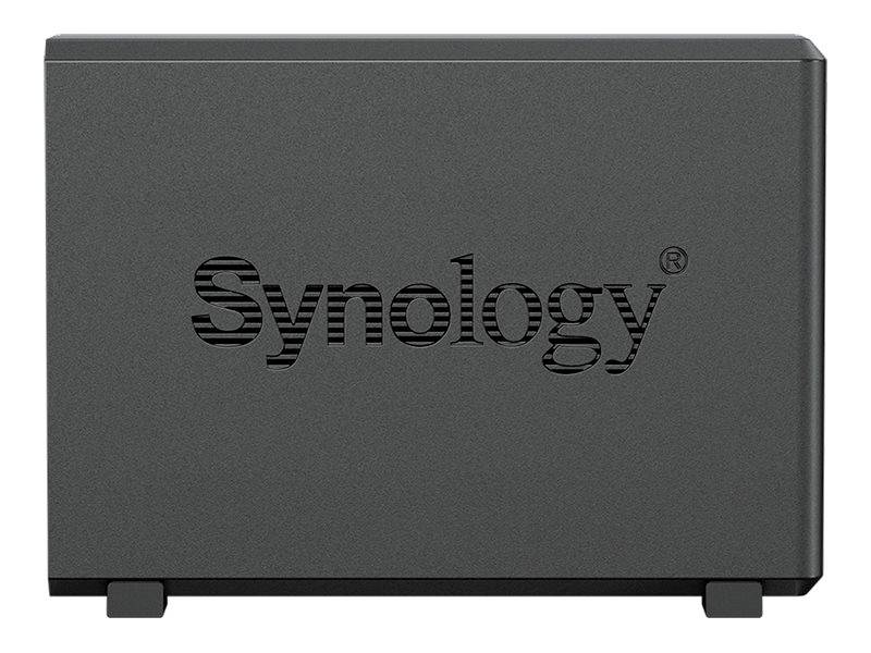 Un disque dur externe noir portant le nom de marque 'Synology' imprimé sur la façade.