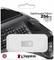 Clé USB Kingston DataTraveler Micro 256 Go sur son emballage devant un clavier et une souris. Détails : vitesse de lecture de 200 Mo/s, USB 3.2.