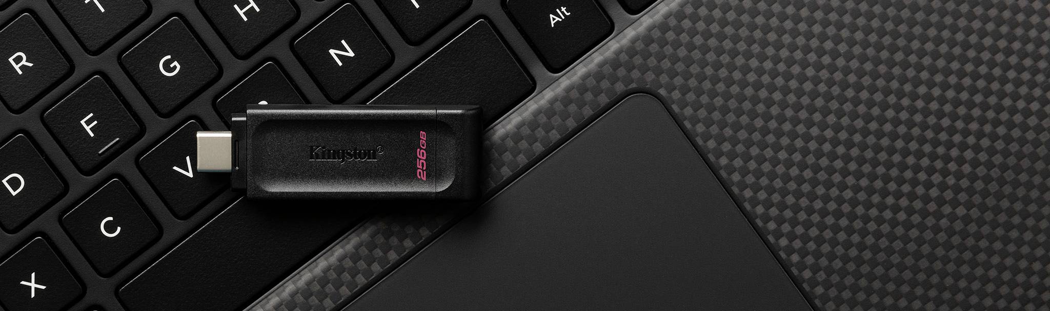 Clé USB sur un clavier, partiellement branchée. L'image manque de contenu textuel, elle illustre principalement la technologie.