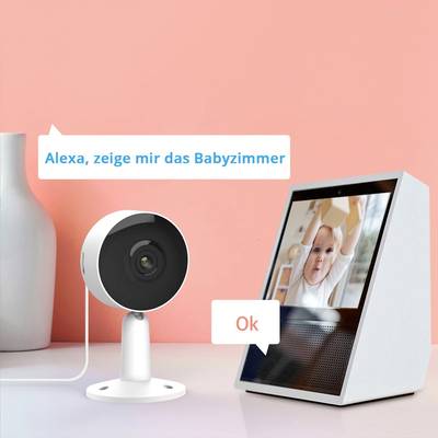 Une caméra transmet l'image d'un bébé sur un écran, tandis qu'une commande vocale avec l'instruction « Alexa, montre-moi la chambre de bébé » est active.