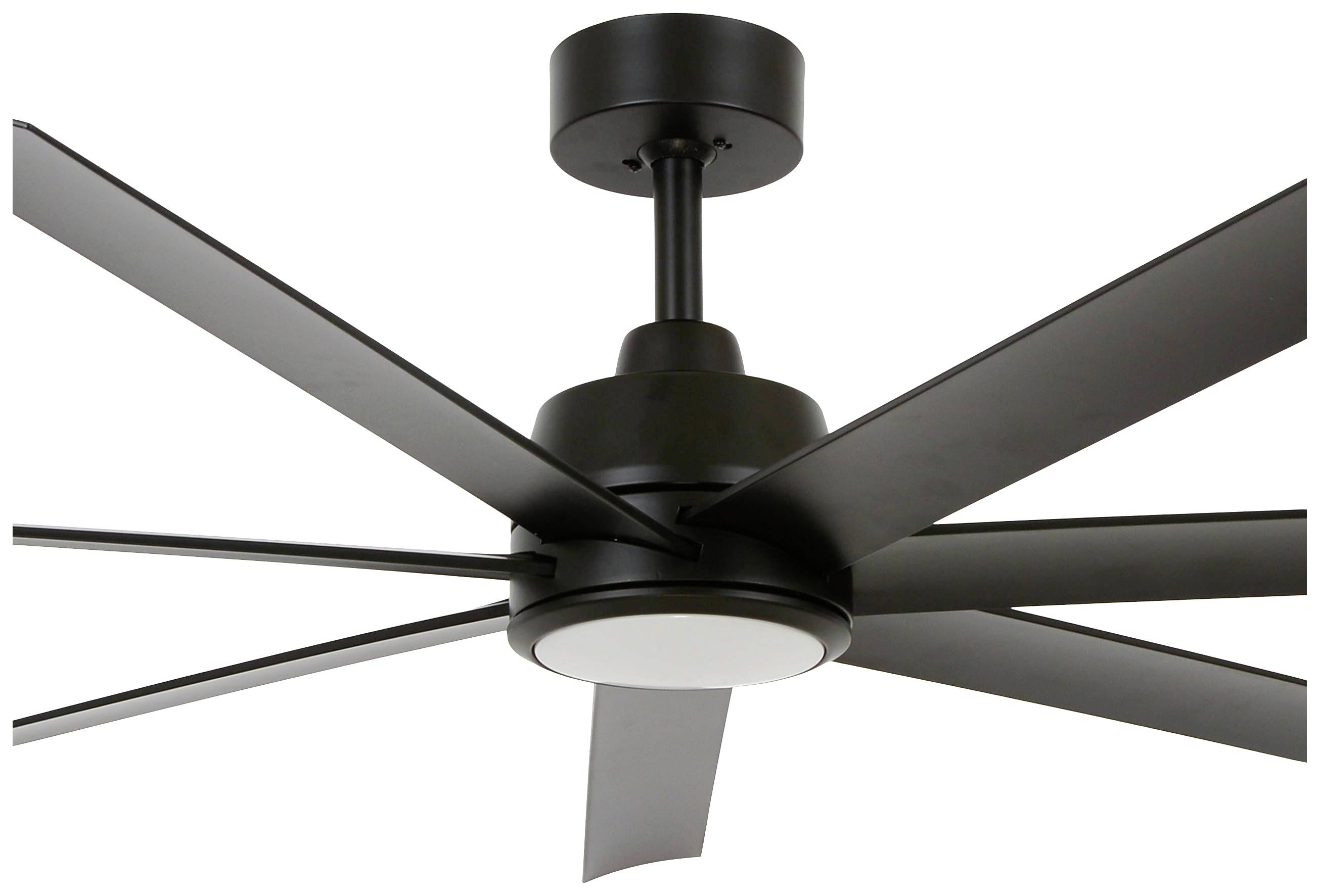 Ventilateur de plafond avec six pales noires et lumière centrale dans un design moderne, monté sur une courte tige de plafond.