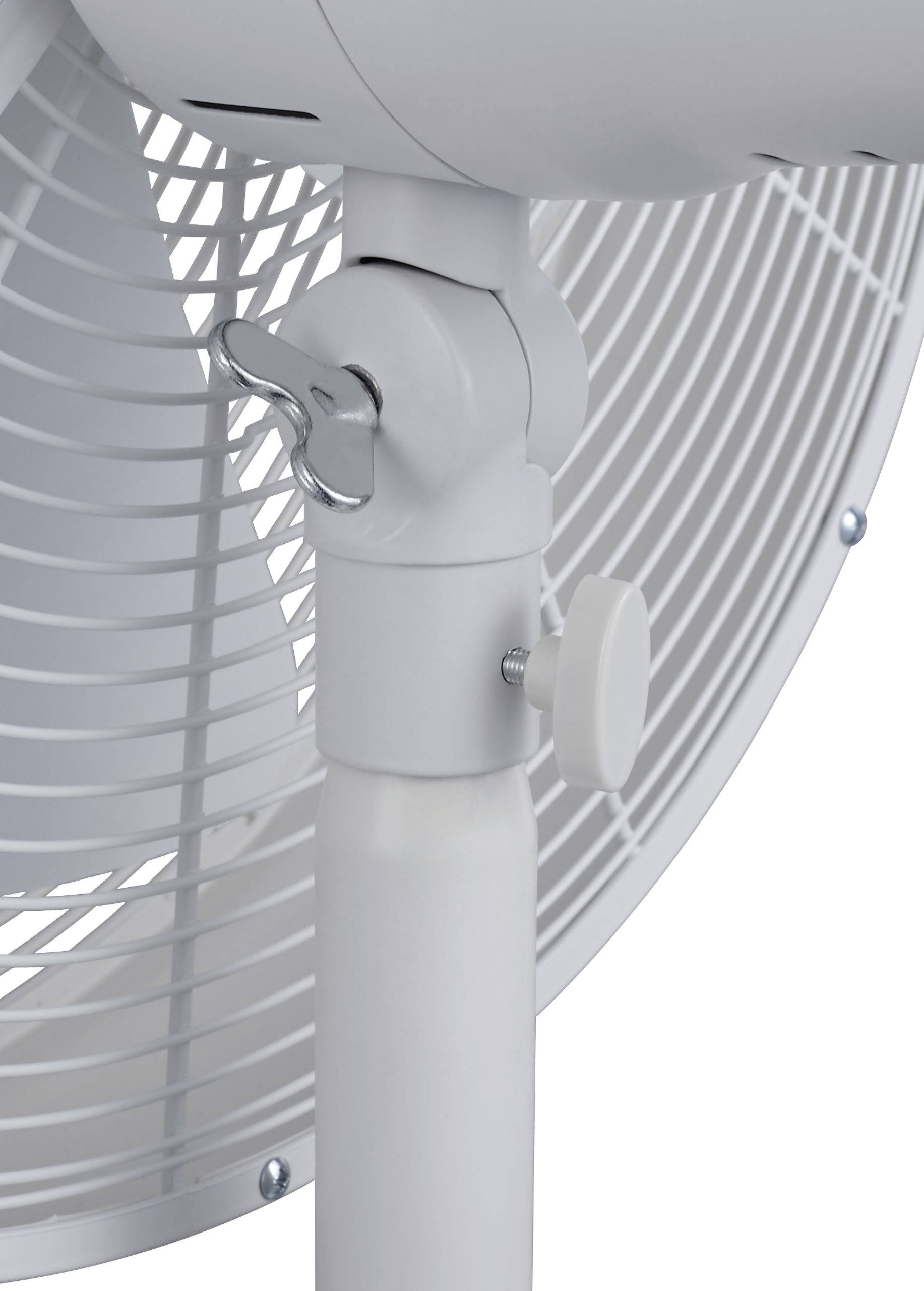 Un ventilateur sur pied blanc vu de près, montrant les détails du rotor et du support réglable.