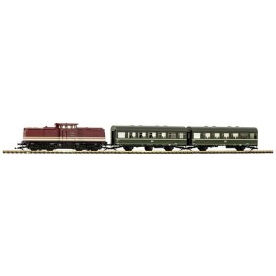Modèle d'une locomotive rouge avec deux wagons de passagers verts sur une voie ferrée.