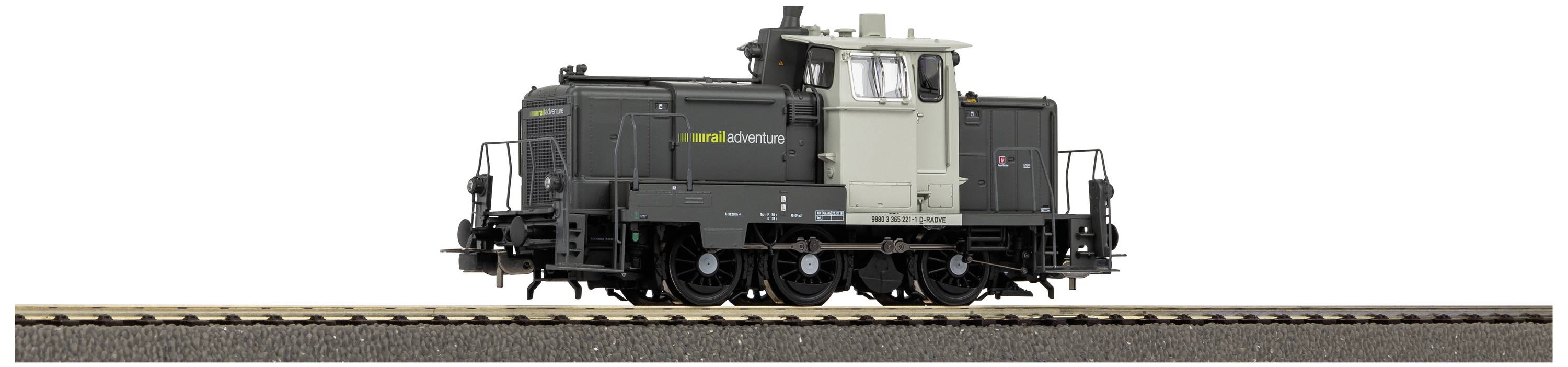Un train miniature avec des caractéristiques détaillées est posé sur des rails. Le modèle représente une locomotive lourde à l'échelle H0.