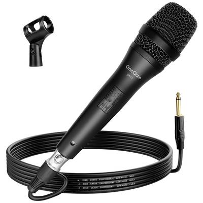 Un microphone noir avec câble et adaptateur. À côté, un support de microphone. Parfait pour les enregistrements vocaux ou chantés.