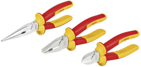 'Trois pinces Bosch rouges et jaunes : pince à bec, pince multifonction et pince coupante latérale sur fond blanc. Ensemble d'outils pour électricien.'