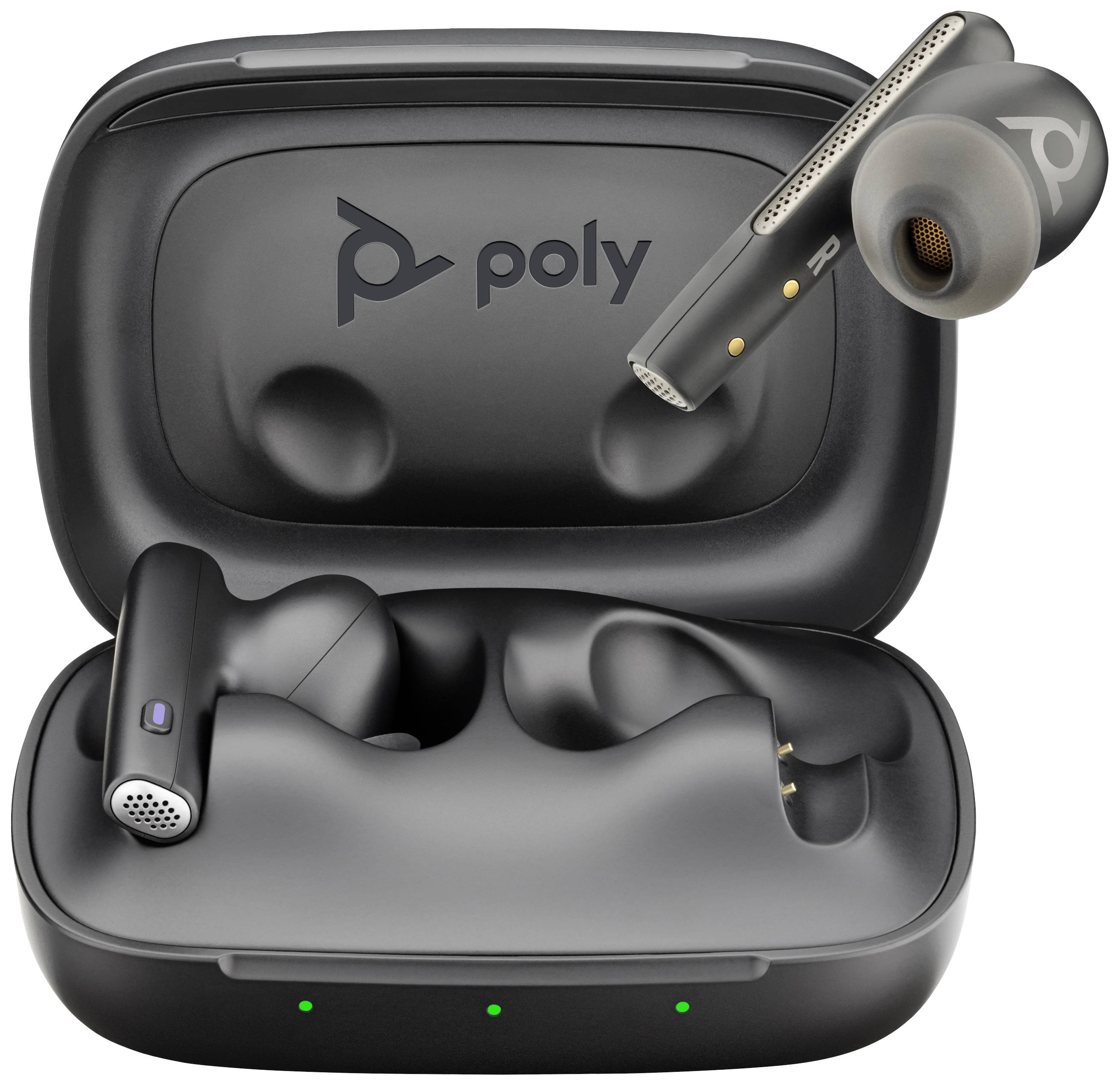 Des écouteurs sans fil noirs dans un boîtier de charge ouvert avec le logo de marque « poly », montrant l'intérieur d'un écouteur.