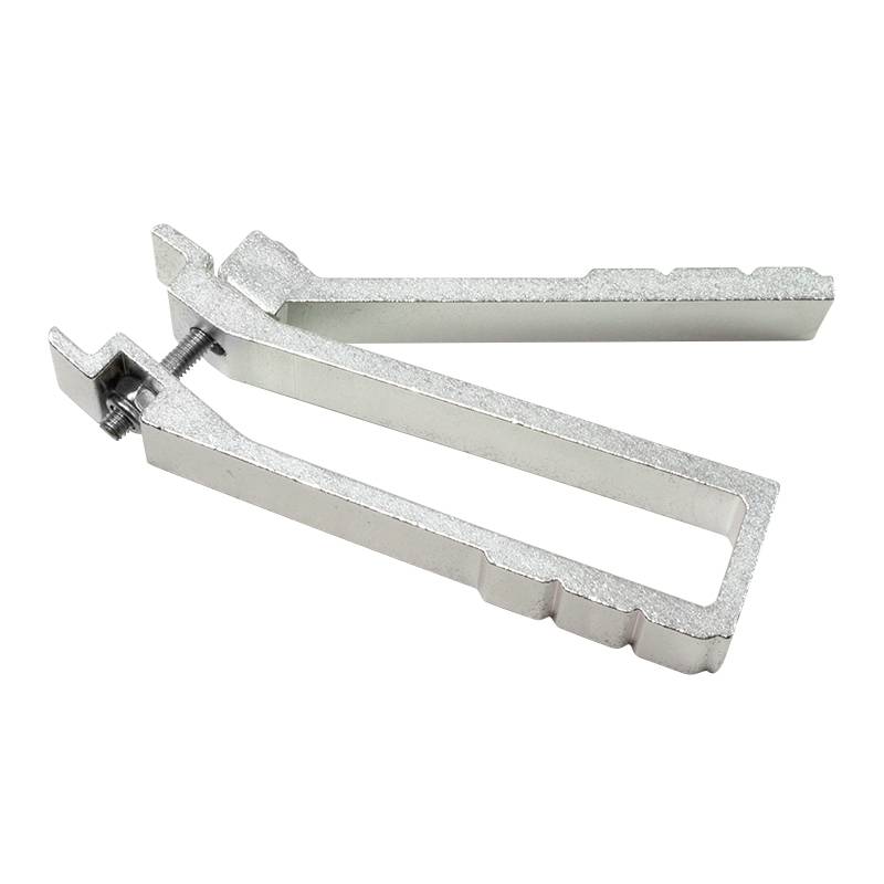 Une clé à molette en argent et en métal, ouverte, sur fond blanc. Idéal pour les travaux d'atelier.