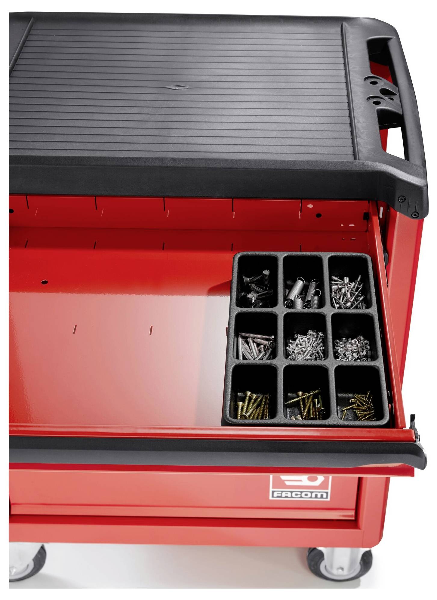 Un chariot à outils rouge avec un tiroir coulissant, rempli de différentes vis et clous dans des compartiments séparés.
