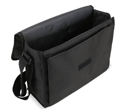 Un sac noir rectangulaire avec une bandoulière réglable et un compartiment principal ouvert, adapté au transport d'objets.