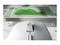 Une souris d'ordinateur en gros plan pointe vers une interface d'écran avec un graphique linéaire vert représentant des données.