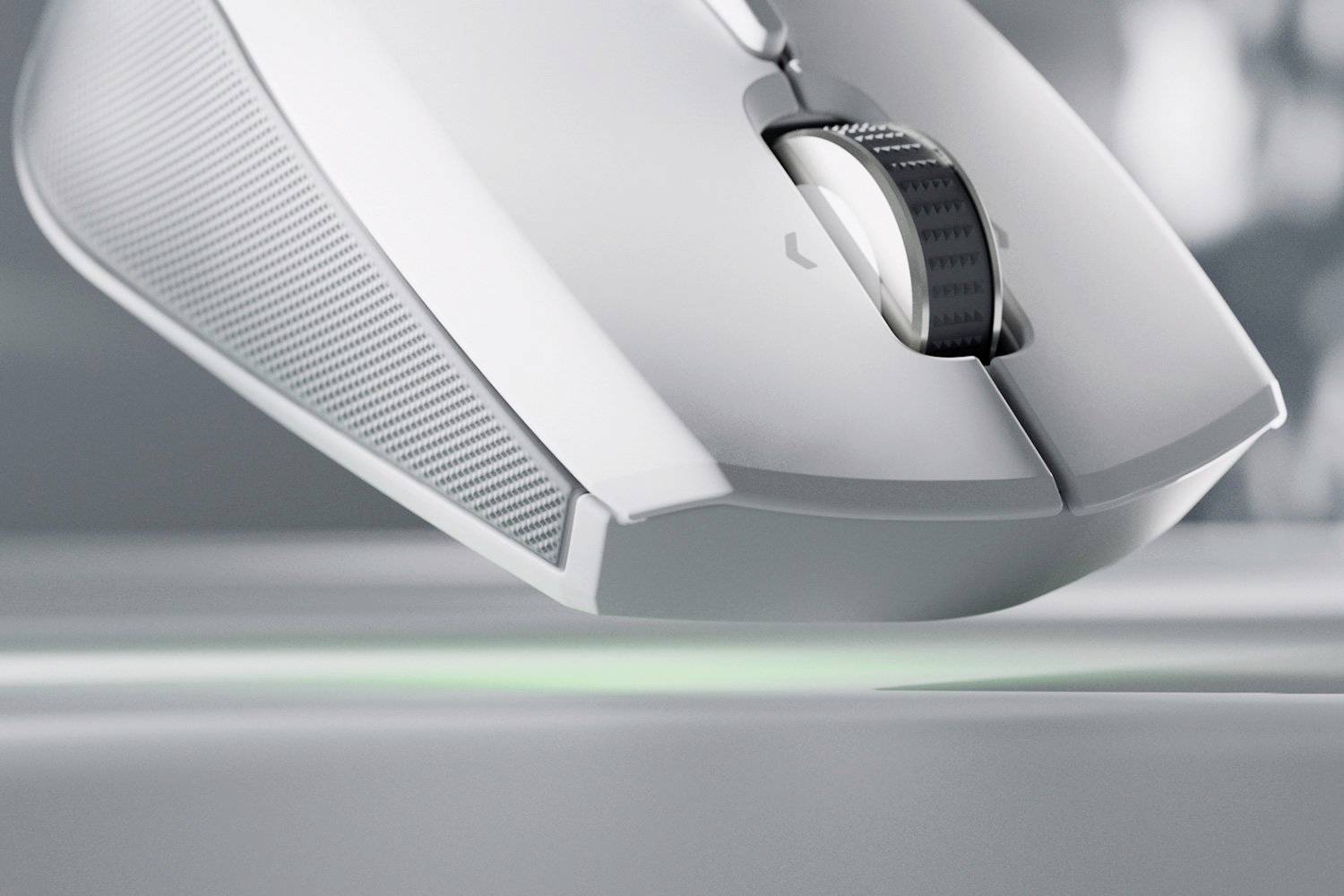Une souris d'ordinateur blanche sans fil flotte légèrement au-dessus d'une surface lisse, un rayon lumineux vert s'étendant en dessous.