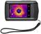 Un appareil portable de caméra thermique affiche une image thermique colorée avec des marquages de température sur l'écran.