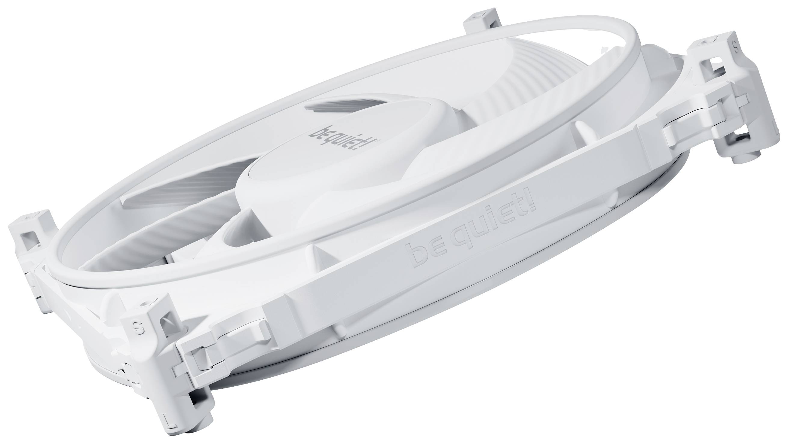 Ventilateur d'ordinateur blanc avec rotor intégré et nom de marque 'be quiet!' sur le boîtier, utilisé pour le refroidissement des boîtiers d'ordinateur.