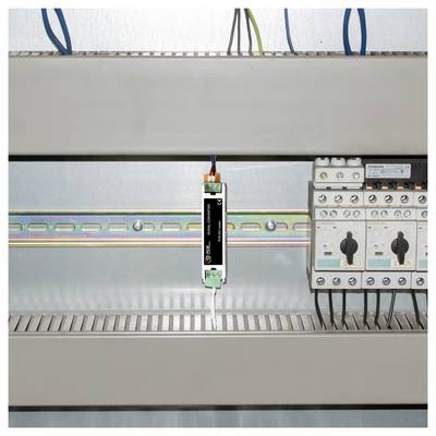 Panneau de contrôle électrique avec des composants sur rail DIN, incluant un module relais central et des disjoncteurs sur la droite.