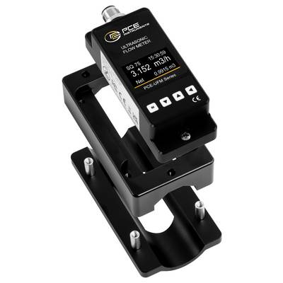 Débitmètre à ultrasons Black PCE Instruments monté sur un support noir, affichant un écran numérique avec un débit de 3,152 m3/h et un net de 0,995 m3/h.