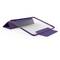 Étui de protection violet pour iPad en plastique, montré sur le côté en position ouverte.