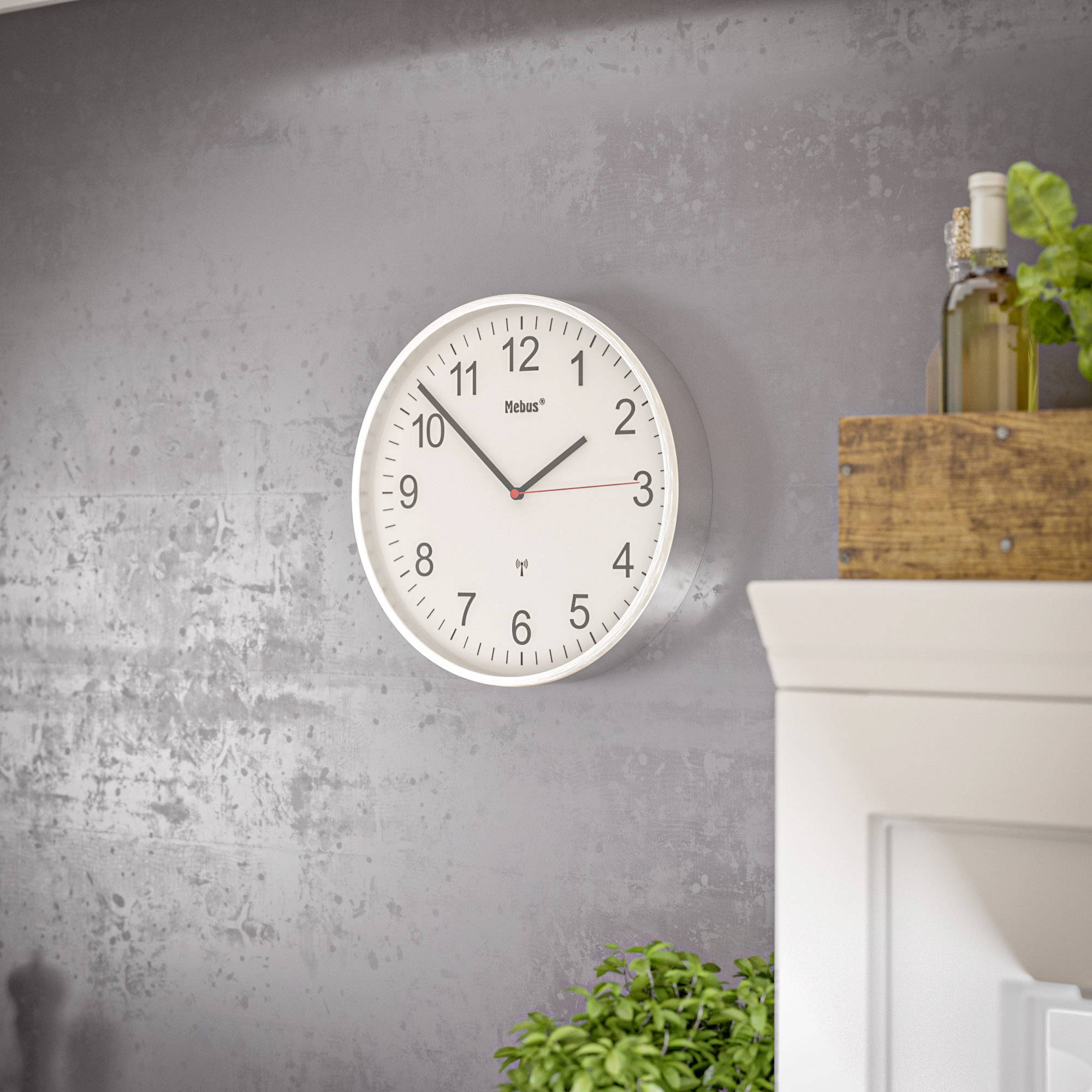 Une horloge murale analogique indique 11h54. En bas à gauche, une plante est visible, et à droite se trouvent des caisses en bois sur lesquelles sont posées des bouteilles vertes.