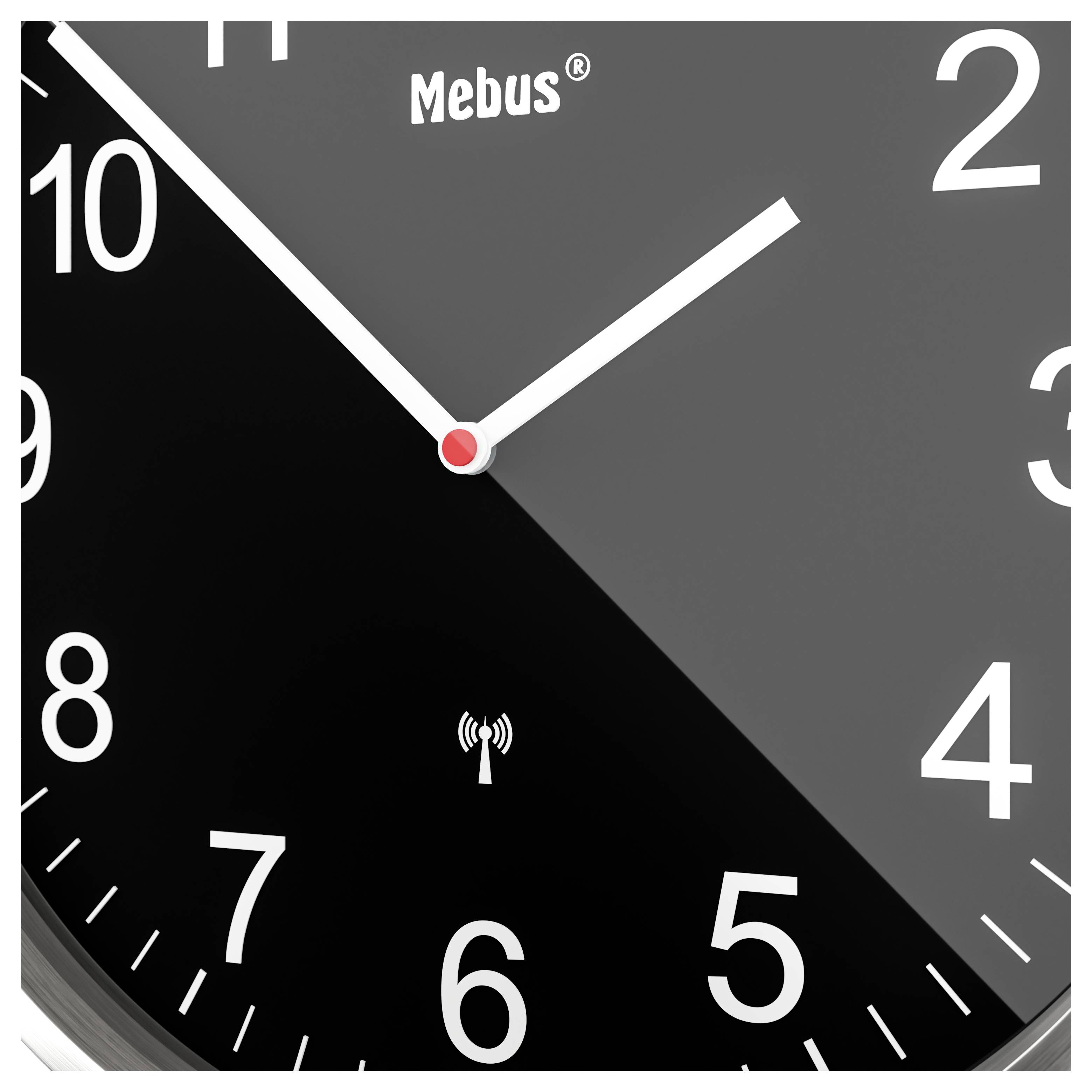 Un gros plan d'une horloge analogique indiquant l'heure à environ 2:11. Le cadran de l'horloge est noir avec des chiffres et des aiguilles blancs.