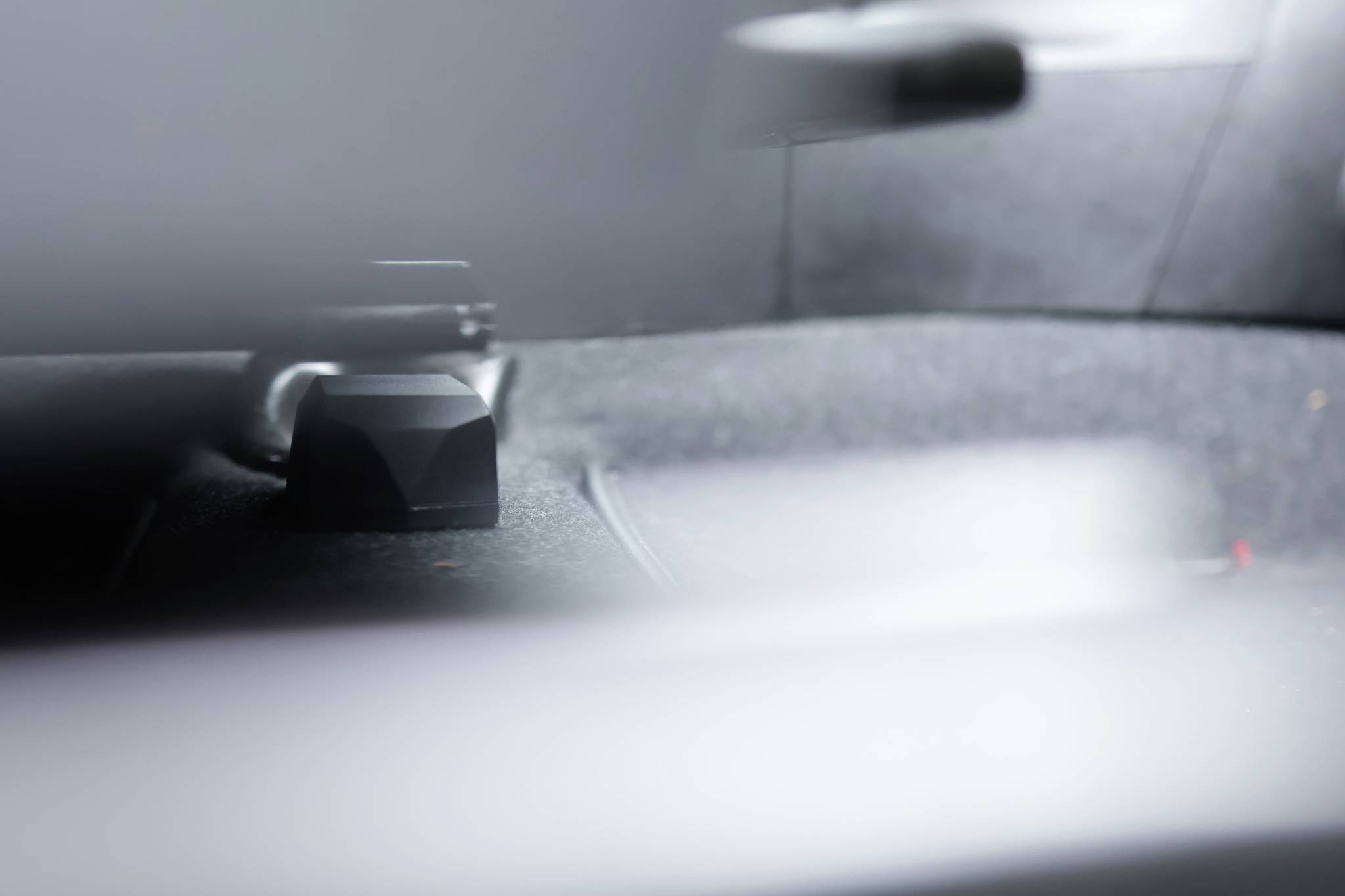 Image floue de l'intérieur d'une voiture, concentrée sur le sol et une partie d'un siège.