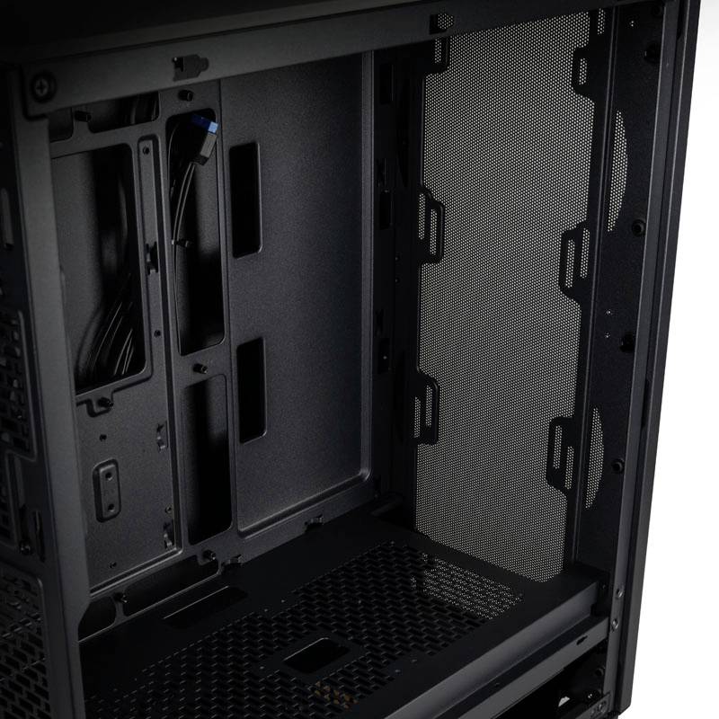 Un boîtier d'ordinateur vide avec des câbles visibles et des fentes de ventilation. Adapté pour l'installation de composants PC.