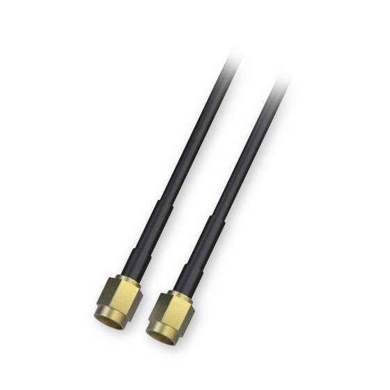 Deux câbles coaxiaux noirs avec des fiches dorées à une extrémité sur fond blanc. Adaptés pour les connexions TV ou satellite.