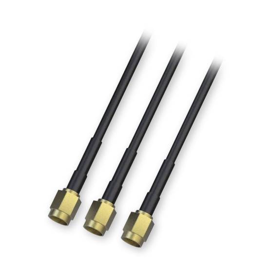 Trois câbles coaxiaux noirs avec des connecteurs dorés, disposés parallèlement les uns aux autres, sur un fond blanc.