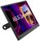 Un moniteur portable portant l'inscription 'ASUS ZenScreen', affichant une fenêtre avec vue sur l'aile d'un avion.