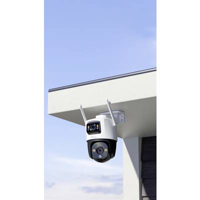 Caméra de surveillance installée à l'angle d'un bâtiment, dirigée vers le ciel.