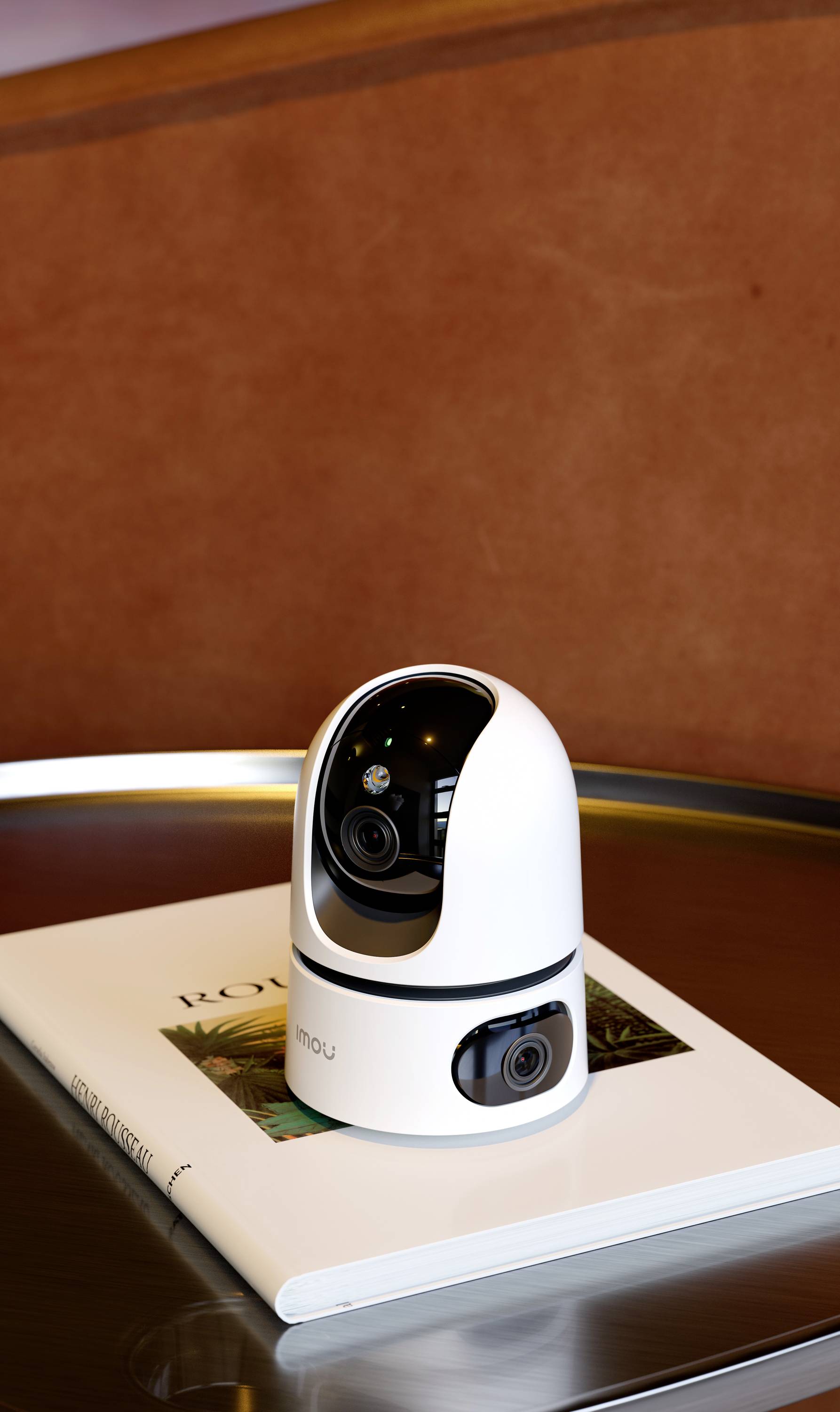 Caméra de surveillance blanche posée sur un livre, sur une table. Arrière-plan dans des tons chaleureux. Focus principal sur la caméra.