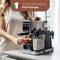 Une femme verse du café à partir d'une machine à espresso en argent avec une pression de 20 bars dans une tasse. Texte en haut : « Pompe italienne professionnelle 20 bars »
