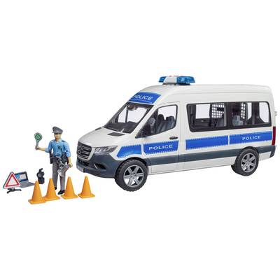 Une voiture de police miniature avec une figurine de policier. Devant le véhicule se trouvent quatre cônes orange et un panneau de signalisation jouet.