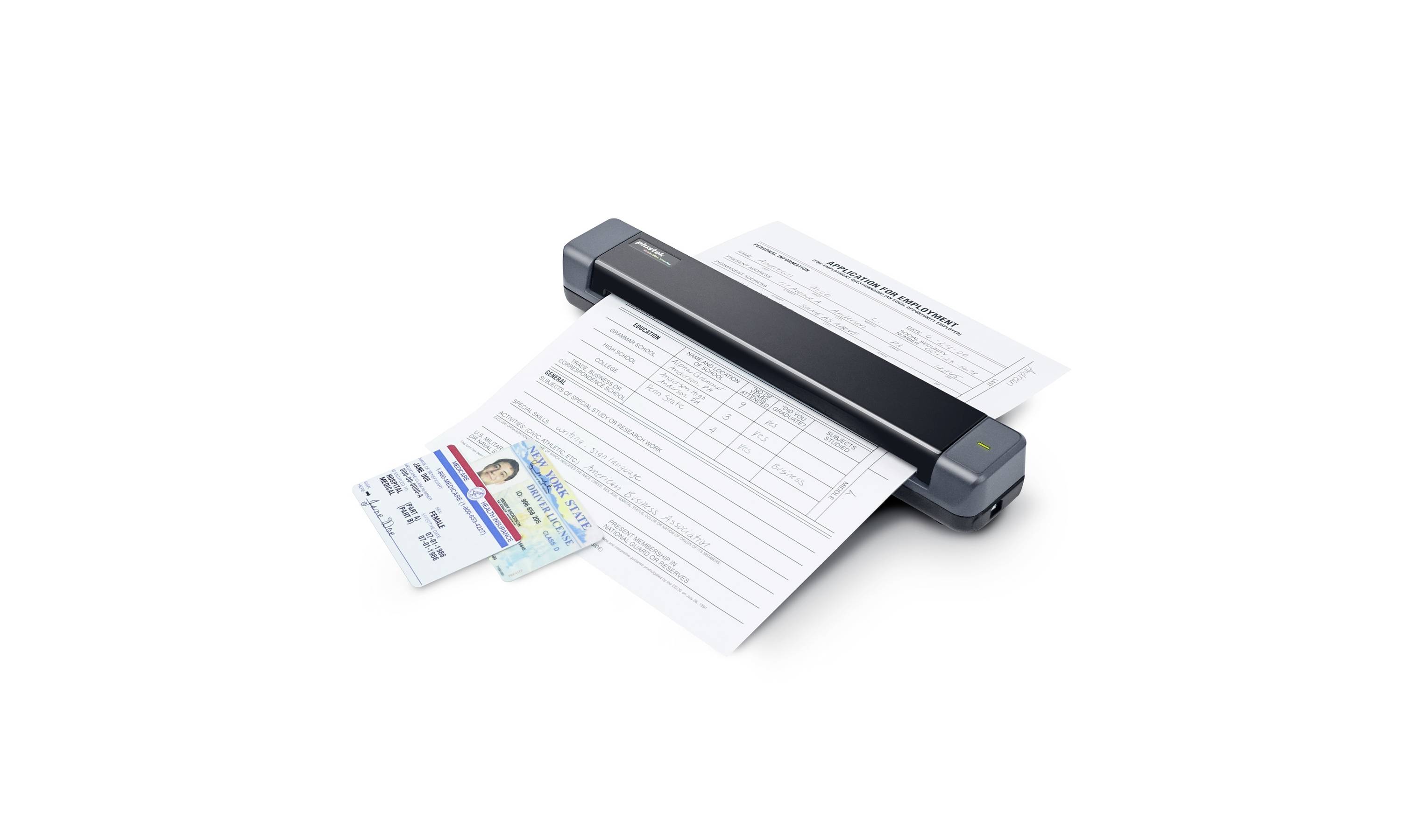 Un scanner de documents compact numérise un formulaire et une carte d'identité. Le scanner est adapté aux déplacements et aux applications de bureau.