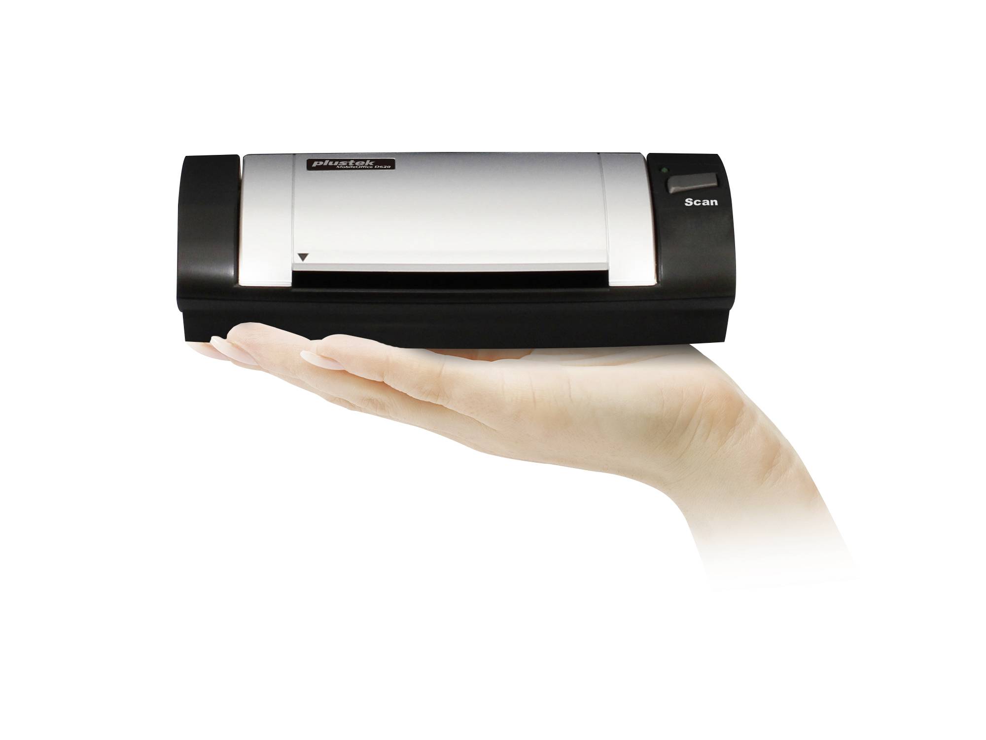 Une main tient un petit scanner portable. L'appareil présente un design argenté et noir et affiche le mot 'Scan'.