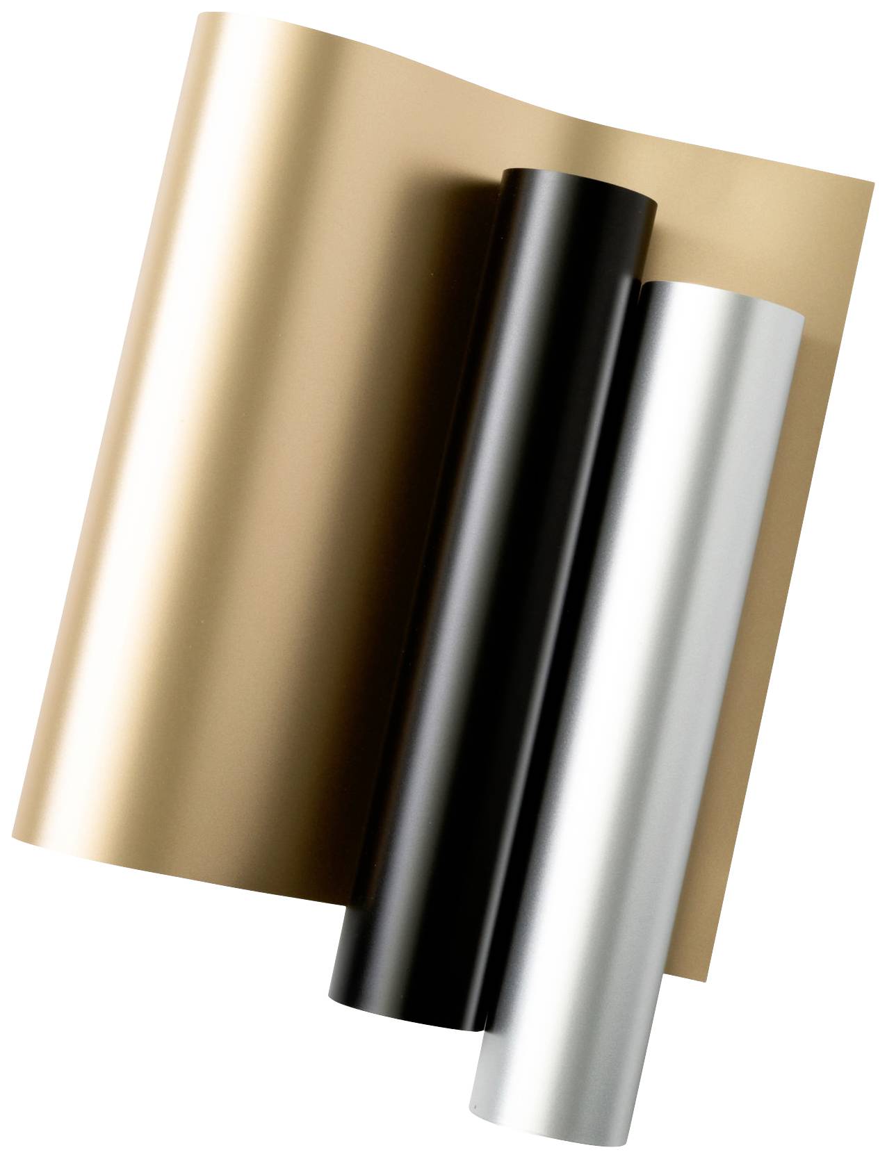 Trois rouleaux de feuille brillante empilés, en or, noir et argent. Les couleurs reflètent la lumière et offrent un aspect luxueux.