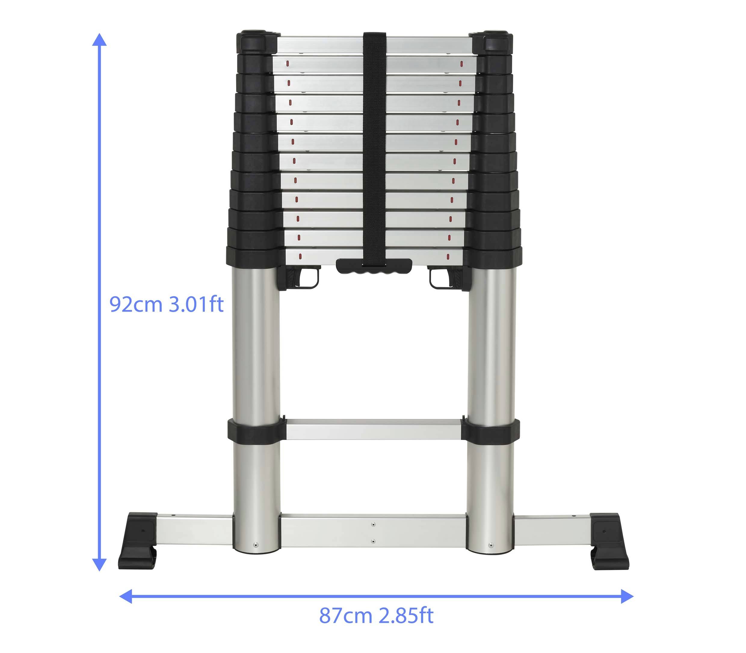 'Échelle télescopique en position repliée. Hauteur 92 cm (3,01 pieds), largeur 87 cm (2,85 pieds). Construction en aluminium avec détails noirs.'