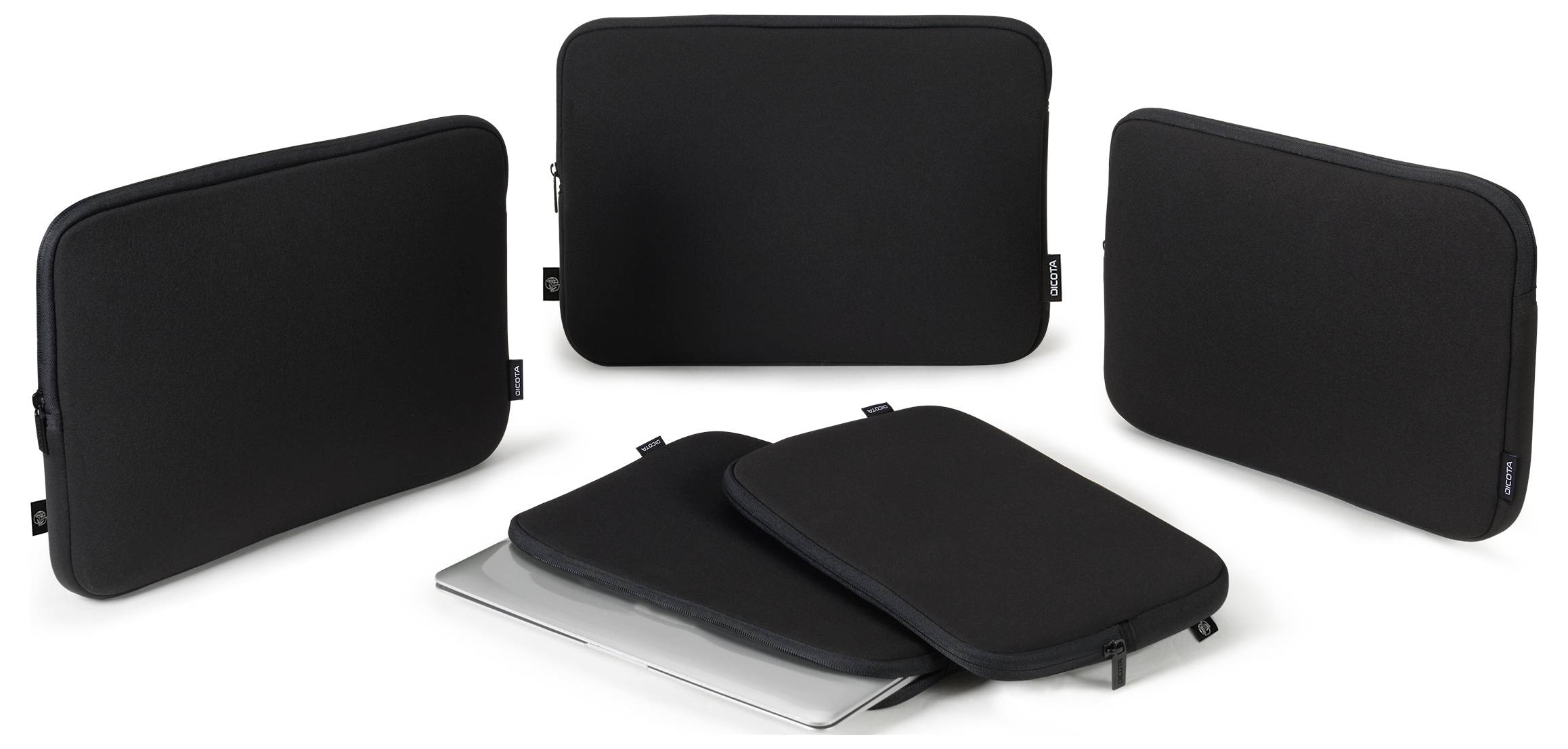 Cinq étuis d'ordinateur portable noirs de différentes tailles, quatre disposés verticalement et un à l'horizontal, avec un ordinateur portable partiellement caché.