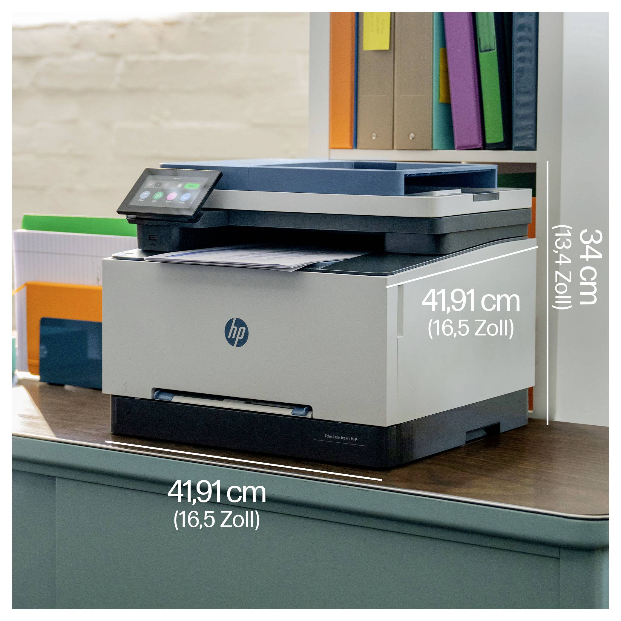 Imprimante multifonction HP sur un bureau, avec les dimensions indiquées : 41,91 cm de large et 34 cm de haut.