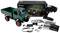 Ensemble de modèle de camion télécommandé avec camion vert, télécommande et accessoires. Emballage et instructions en arrière-plan. Convient à partir de 14 ans.