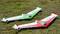 Deux avions télécommandés aux couleurs nationales italiennes vert-blanc-rouge sont posés sur un pré.