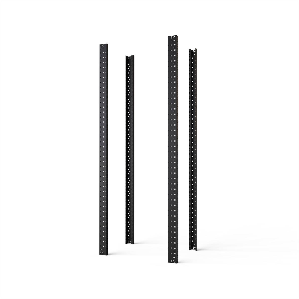 Quatre supports métalliques noirs perforés sont dressés verticalement sur une surface blanche. Ils sont répartis de manière uniforme et semblent robustes.