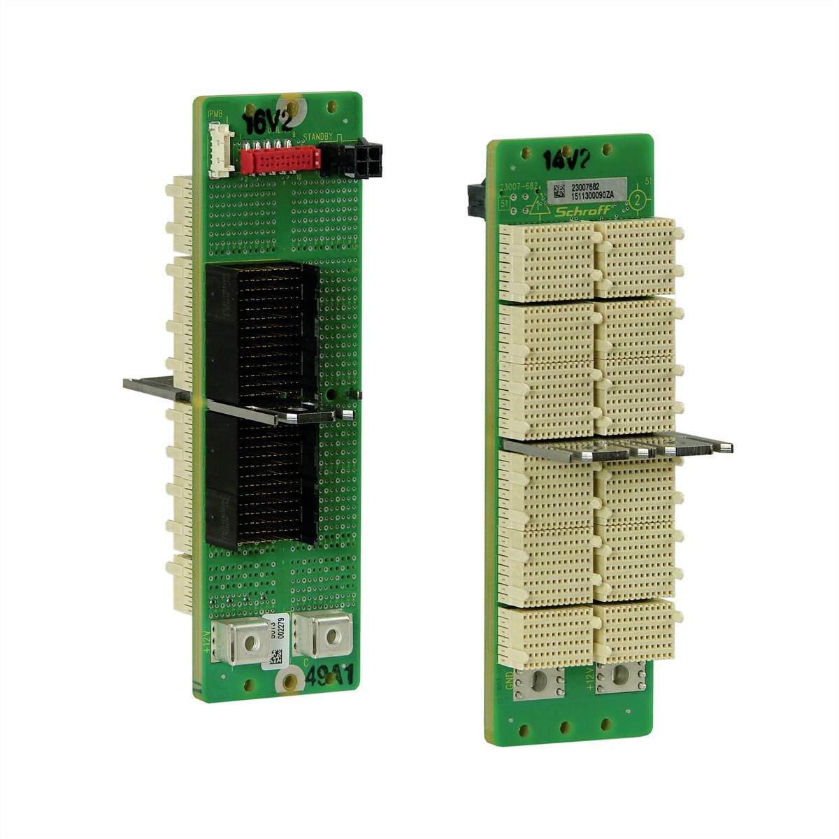 'Deux circuits imprimés verts électroniques avec plusieurs connecteurs et composants, disposés verticalement.'