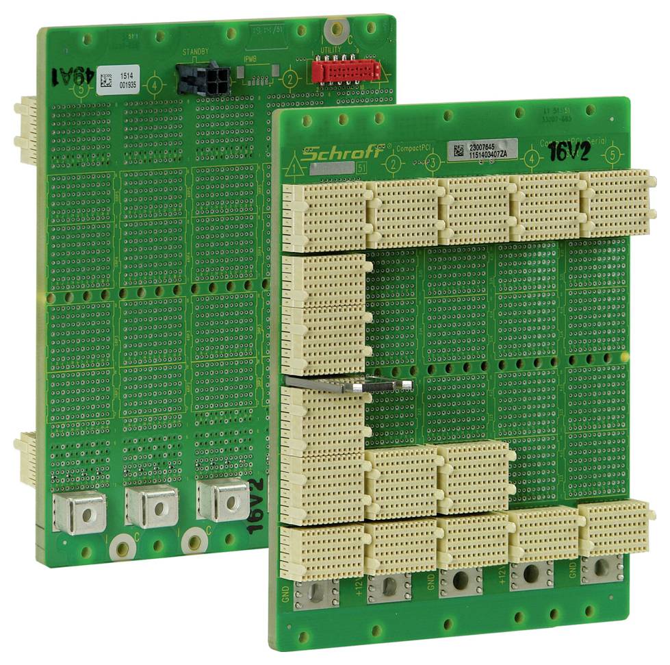 Deux circuits imprimés verts avec des connecteurs, marqués 'Schroff 16V2', sur un fond blanc. Ils présentent des circuits électroniques.