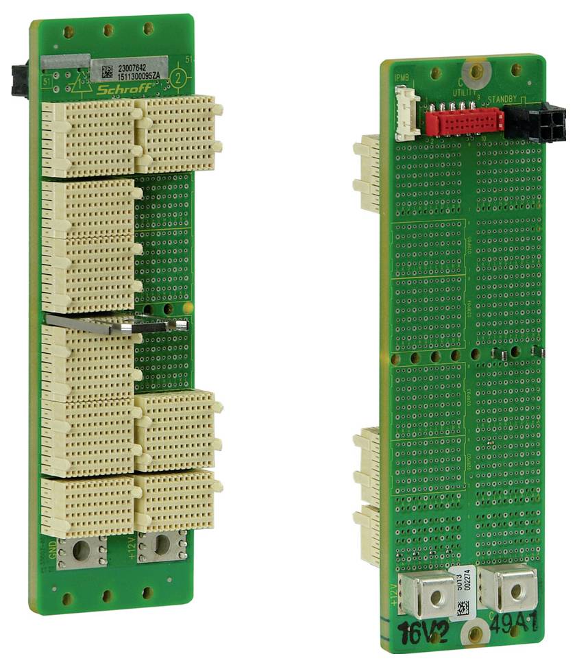 Deux circuits électroniques verts avec des connecteurs et divers composants, positionnés côte à côte sur un fond blanc.