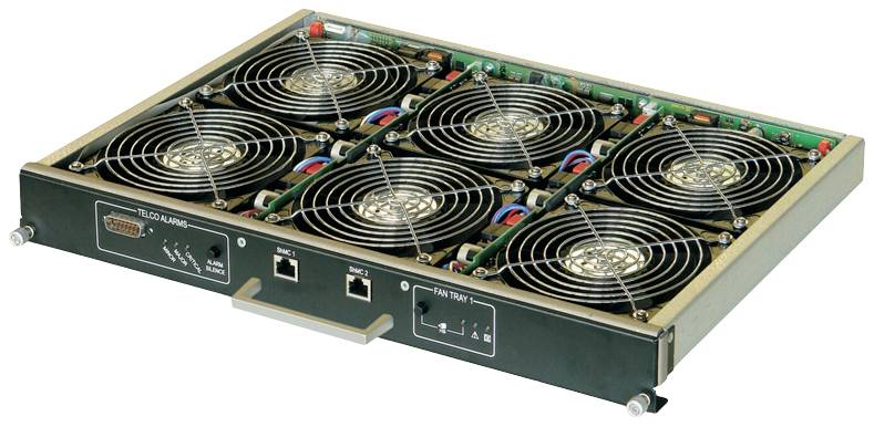 Un système de refroidissement plat doté de six ventilateurs, disposés en rectangle. La vue frontale montre les possibilités de connexion et les panneaux de commande.