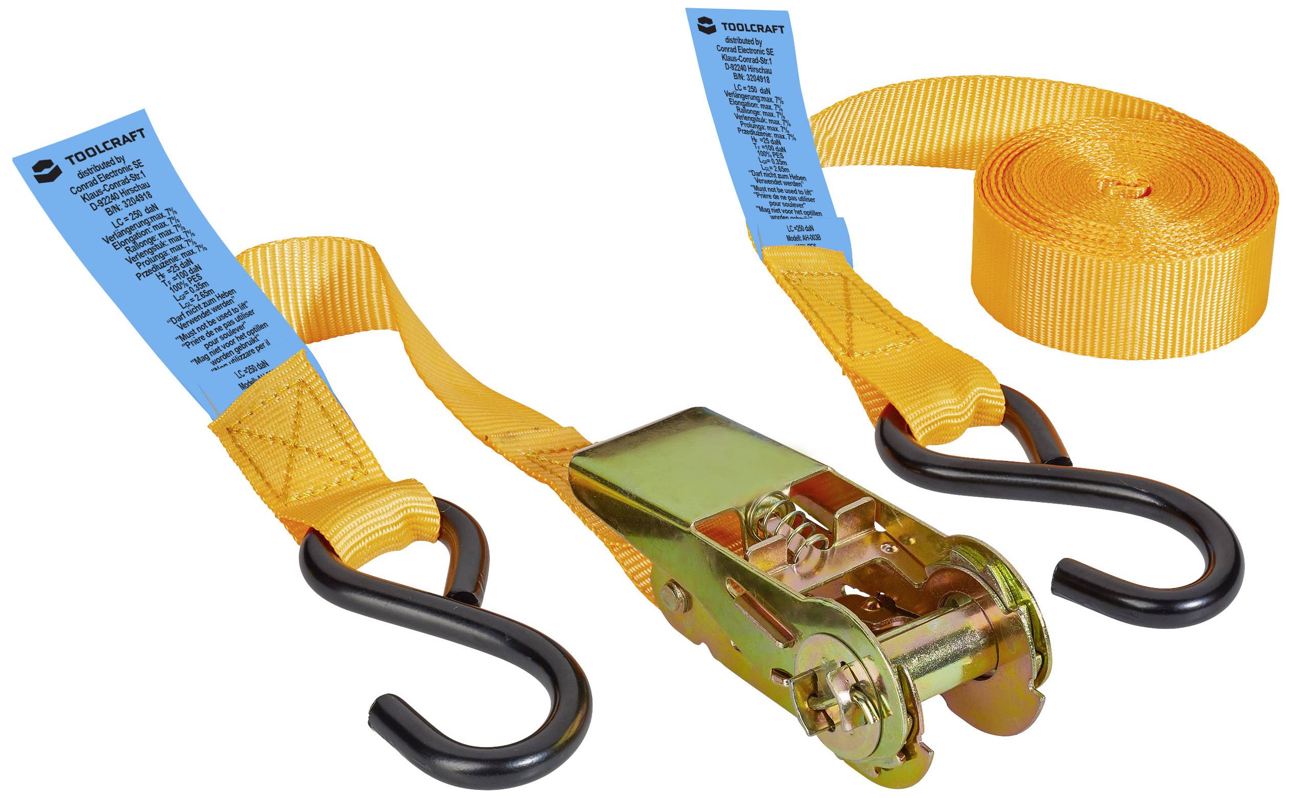 Sangle d'arrimage avec tendeur à cliquet et crochets, jaune-orange, incluant des étiquettes bleues avec spécifications. Idéal pour l'arrimage de charges.