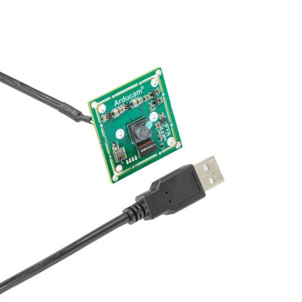 Une carte ArduCam verte avec une caméra et un câble USB connecté, pouvant être utilisée pour la photographie et le streaming vidéo.